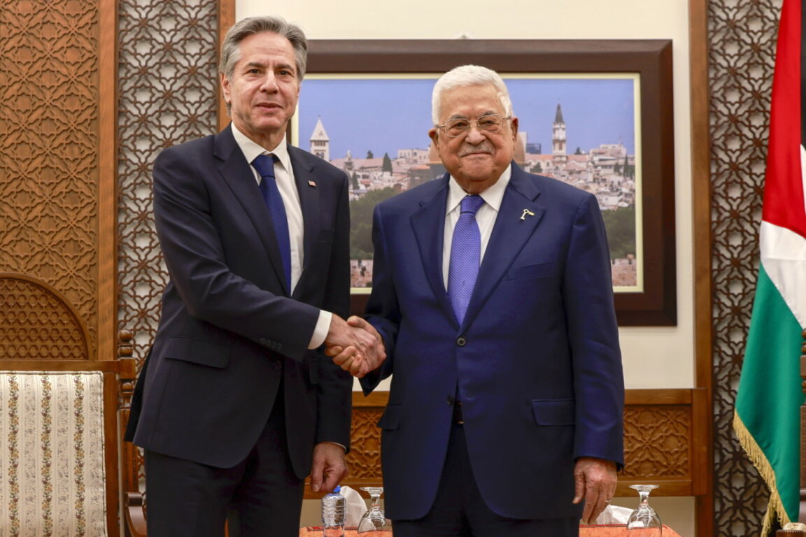 Държавният секретар на САЩ Антъни Блинкън (вляво) се срещна с палестинския президент Махмуд Абас в Рамала на Западния бряг, 10 януари 2024 г.