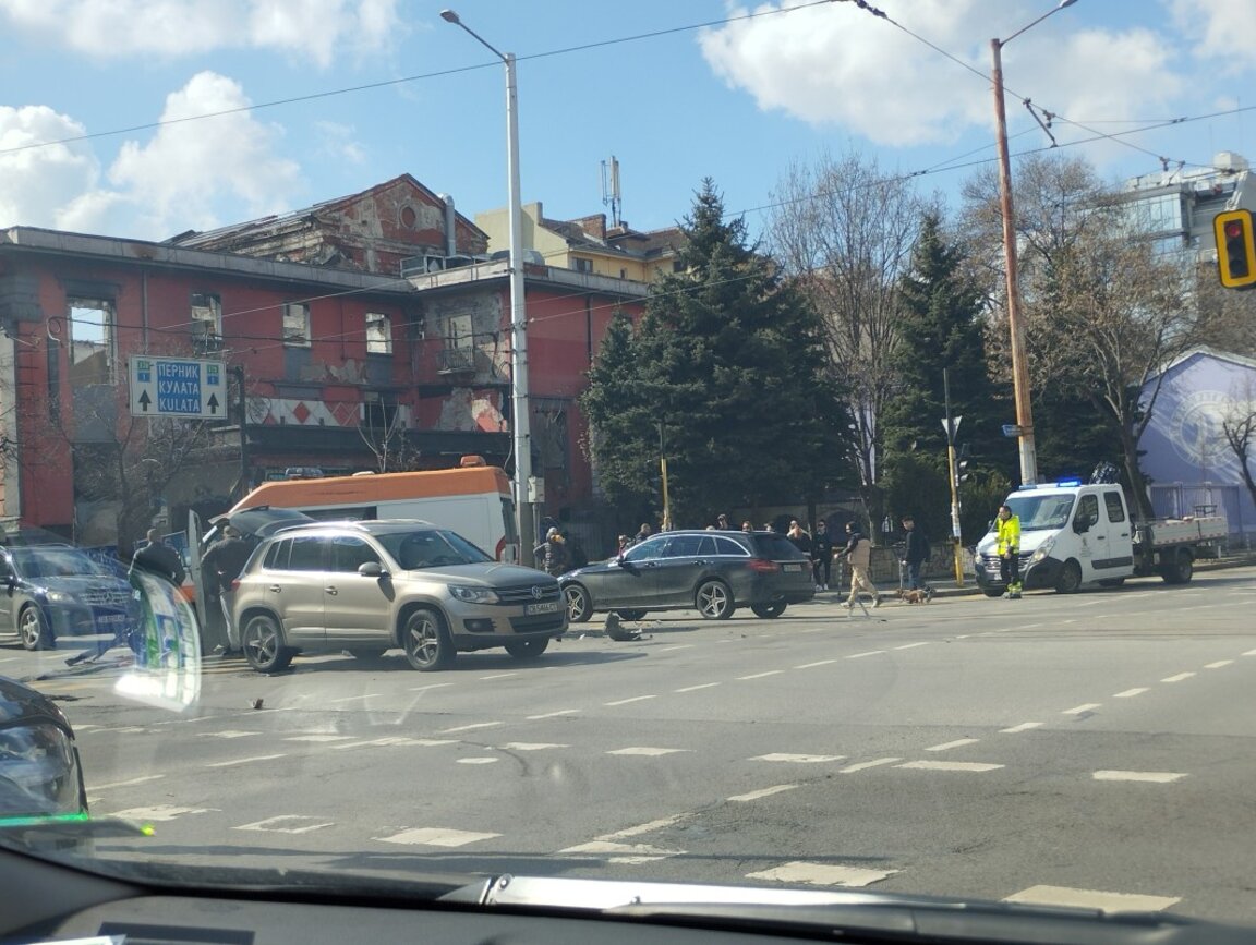 Линейка и джип катастрофираха в центъра на София