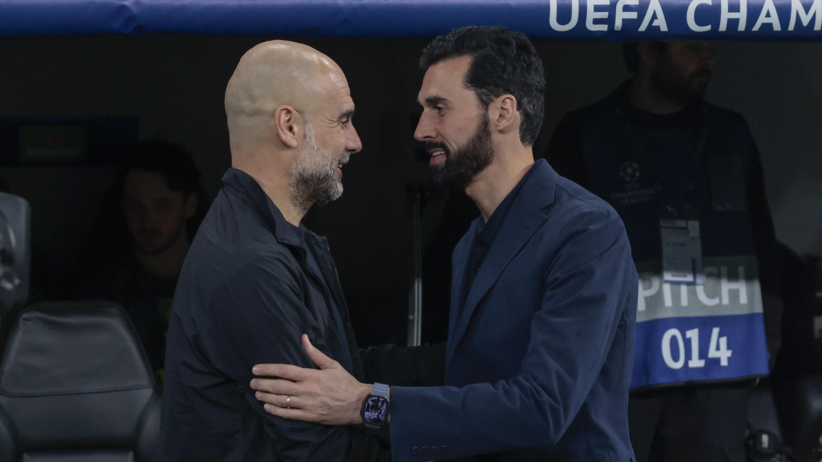 Арбеола (вдясно) се поздравява с Гуардиола