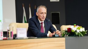 МОН подготвя законови промени за забрана на мобилните телефони в училище