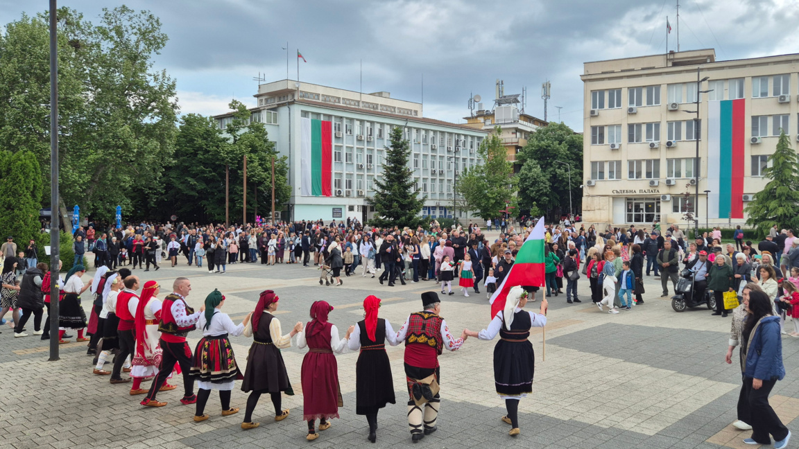 Празнично шествие в Търговище...