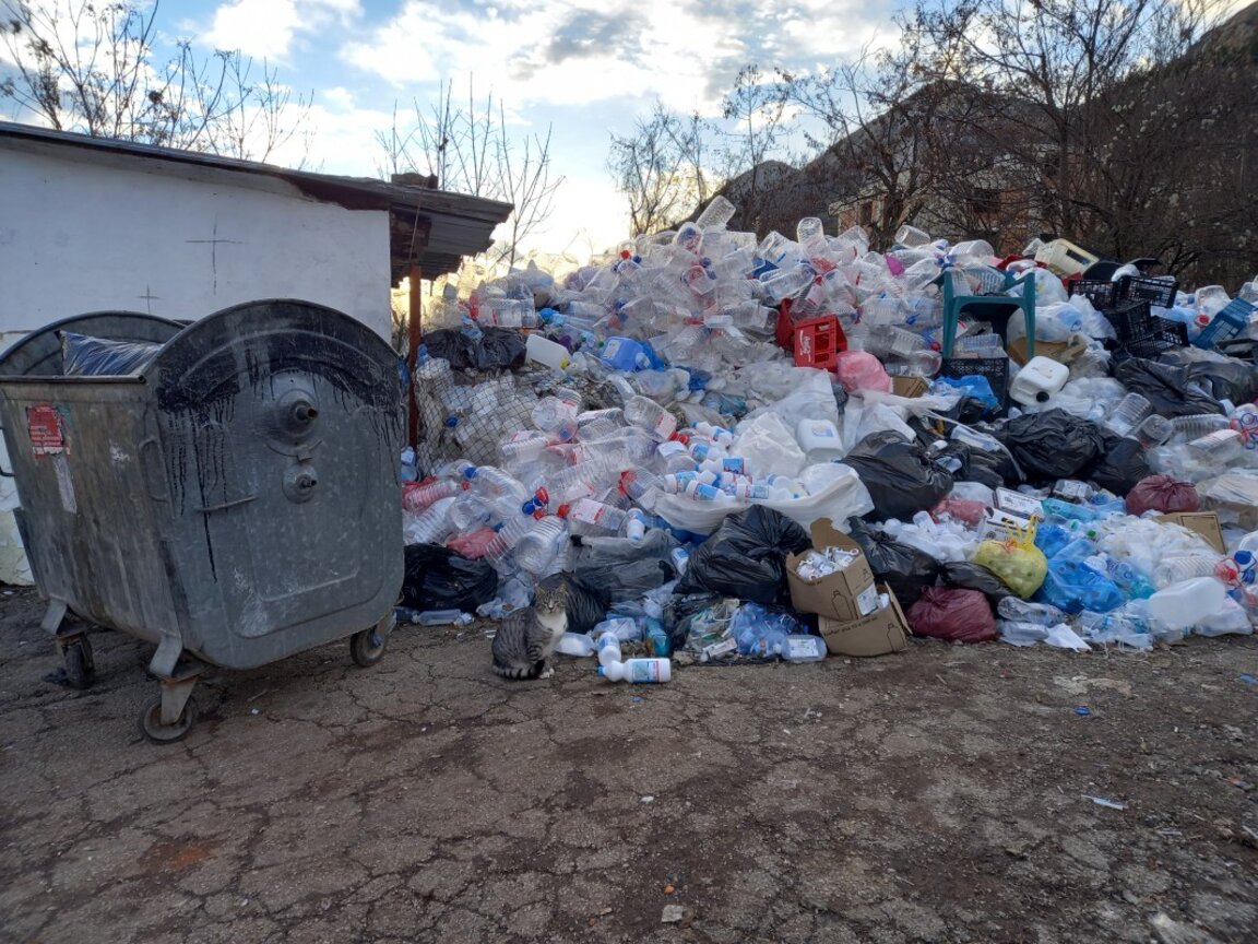 Почистиха голямо сметище във врачанската болница