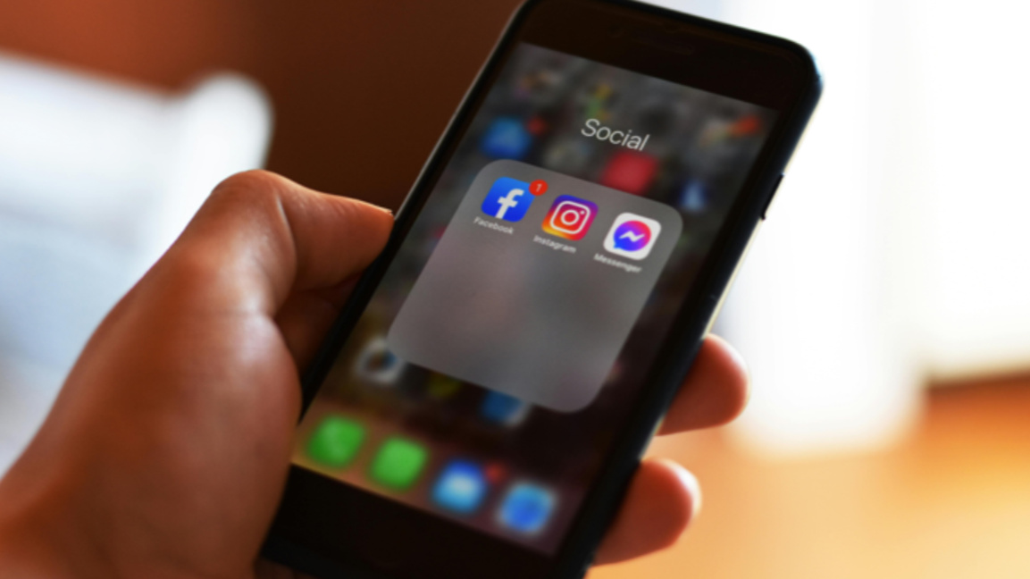 Experts discuss students’ access to social networks
