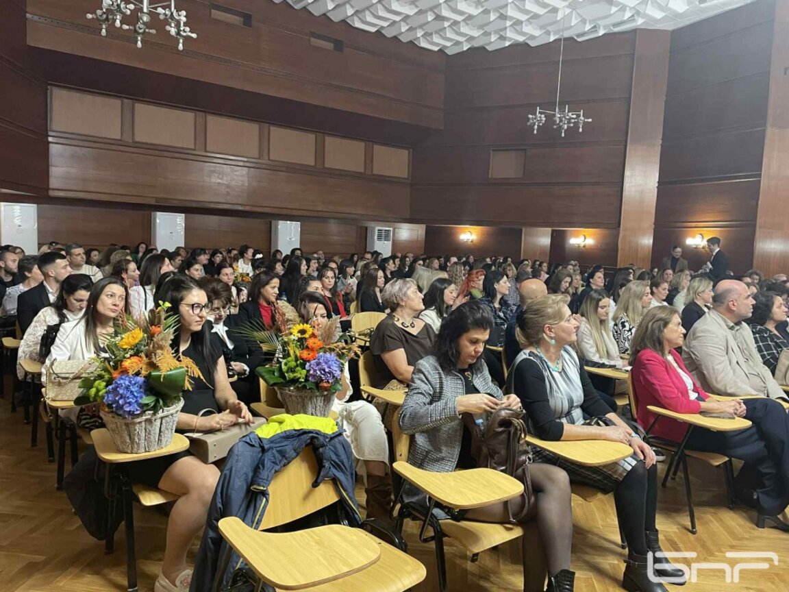 Над 100 млади бургаски учители бяха отличени по повод Деня на народните будители