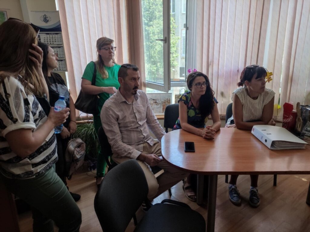 Жители на село Константиново се събраха на протест заради освобождаване на училищна директорка