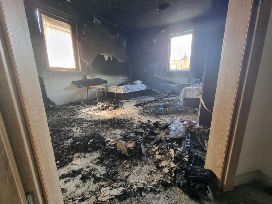 Търсят причината за пожара в защитеното жилище в Ямбол