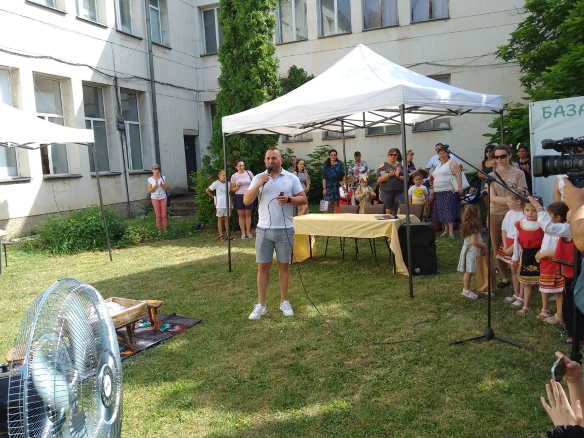 "Базар на книгата" в Мездра дебютира с голям успех