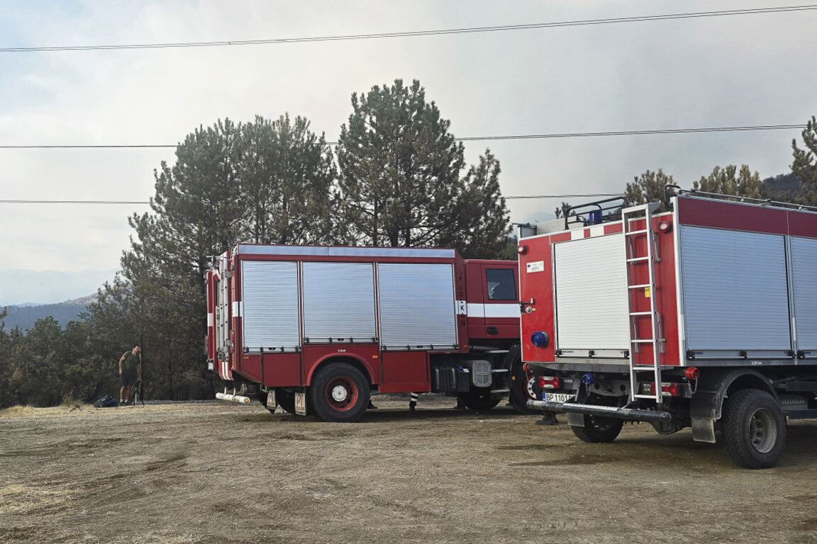 Продължава потушаването на пожара в Пирин