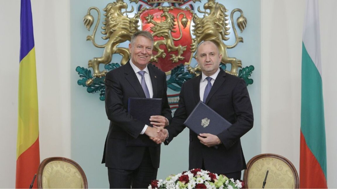 Rumen Radev dhe Klaus Iohannis në nënshkrimin e një deklarate politike për partneritet strategjik midis Bullgarisë dhe Rumanisë (Sofje, 15.03.2023)