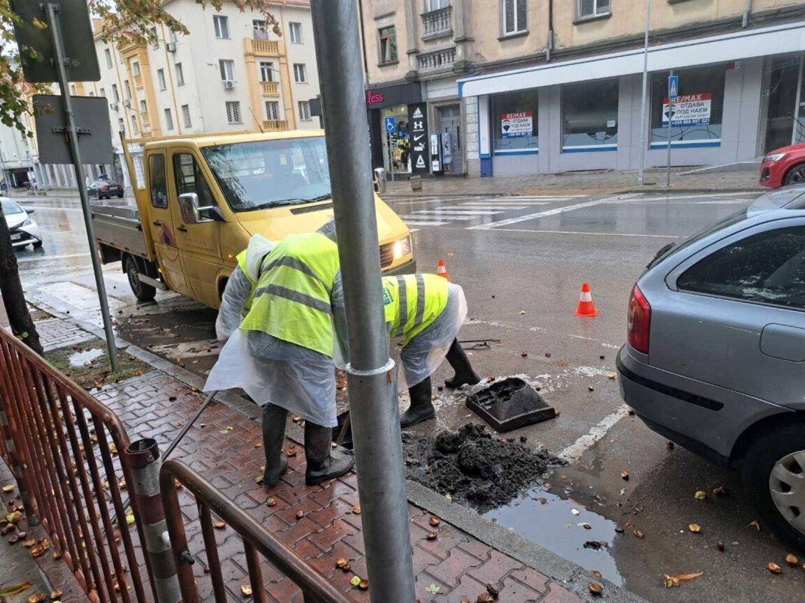 Почистват дъждовните шахти в Шумен