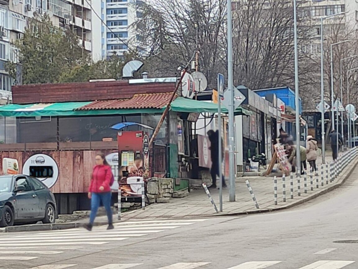 По ваш сигнал: Заради бараките за скара и бърза храна в кв. "Левски" не можем да проветрим, не се диша