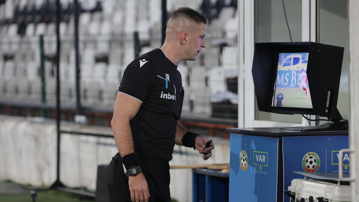 Любослав Любомиров ще ръководи мача Левски - Черно море в събота.