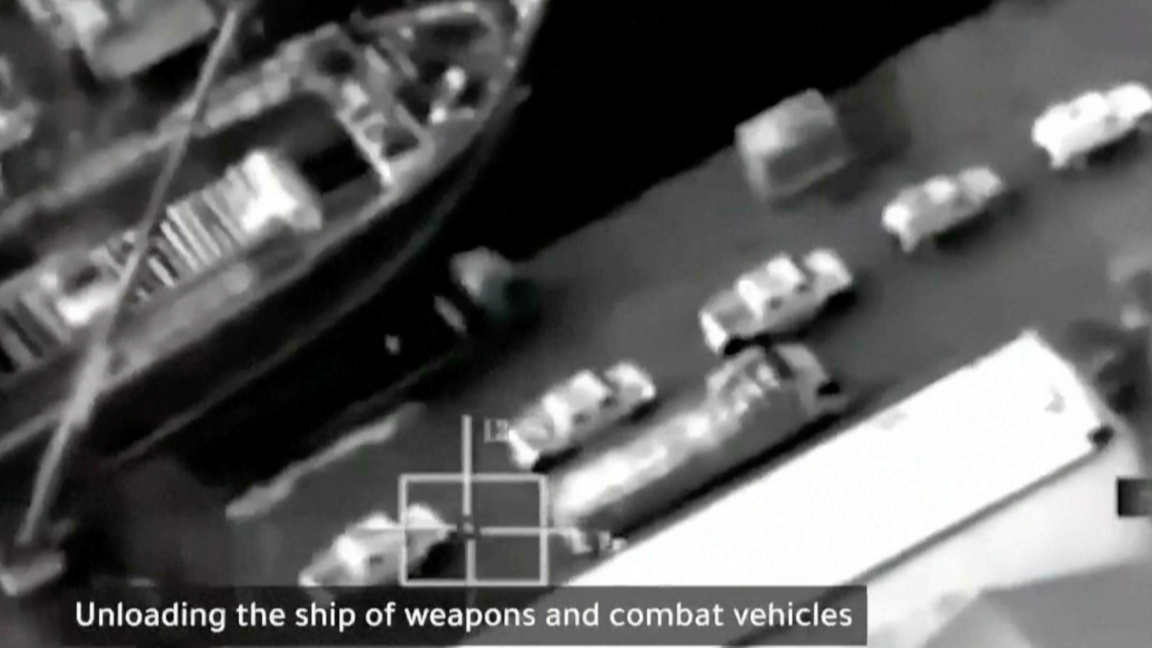 Саудитската телевизия твърди, че на кадъра се вижда пратка с оръжия и бронирани превозни средства от ОАЕ, пристигащи в Йемен