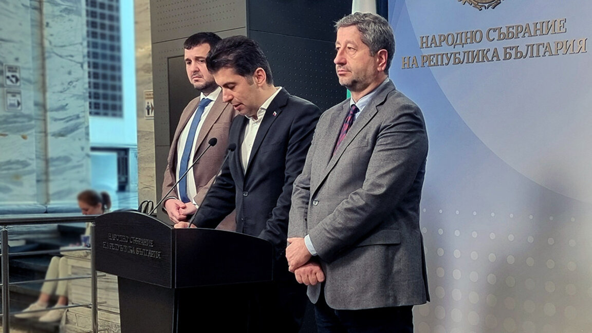 Continuamos con el Cambio-Bulgaria democrática: “Se destituyen todas las personas que no gozan de la confianza de Peevski”