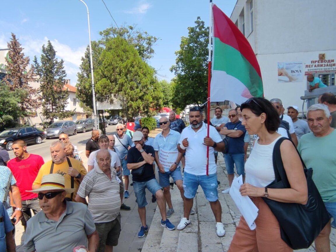 Протестиращи в аксаковски села: Малките кръпки не разрешават проблема, пътят е опасен!