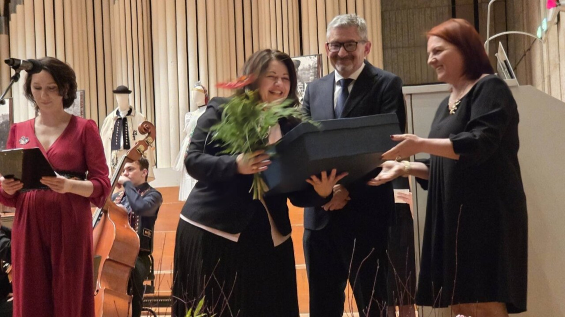 Ambasadorja Snezhana Joveva‑Dimitrova merr çmimet në emër të Bullgarisë