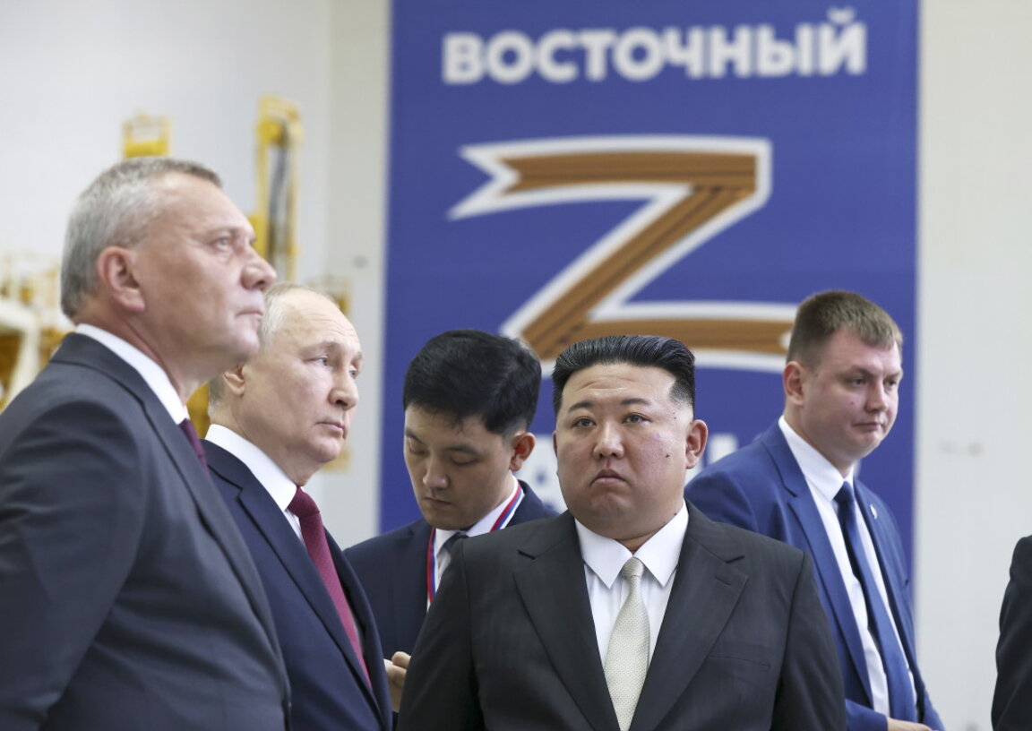 Руският президент Владимир Путин (втори отляво) и севернокорейският лидер Ким Чен Ун (втори отдясно), придружени от ръководителя на Роскосмос Юрий Борисов (вляво), на посещение на космодрума Восточний - 13 септември 2023 г.