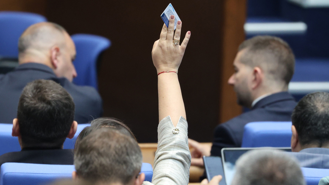 Deputetët ngrinë pagat e tyre në nivelin e marsit 2026