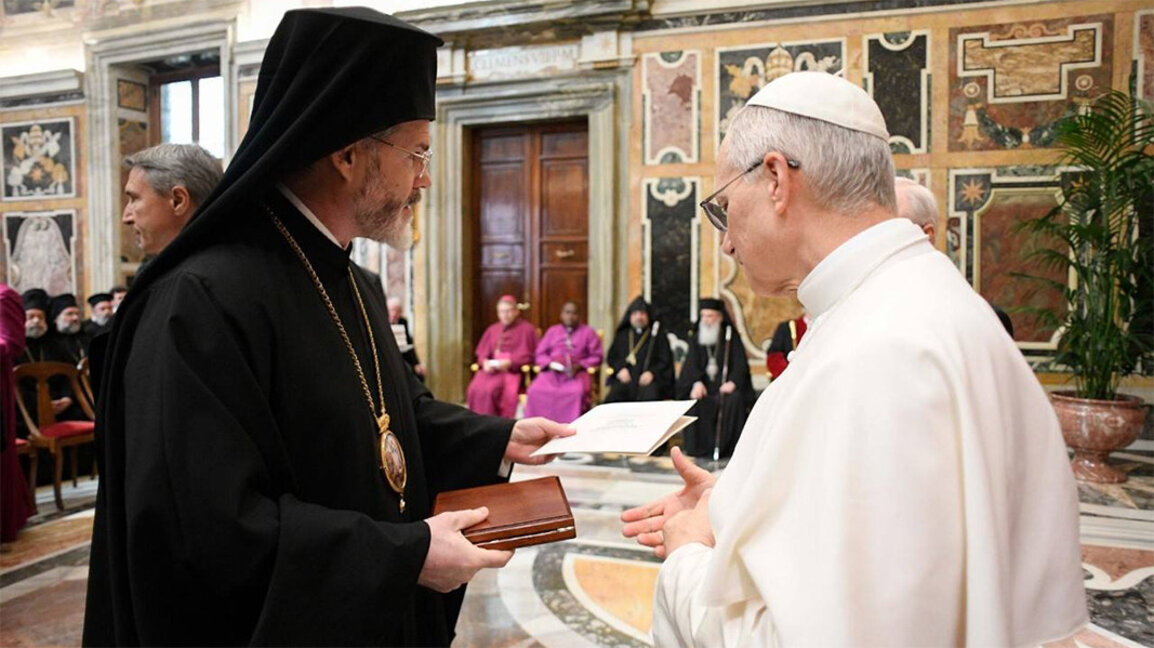 Papst Leo XIV. erhielt als Geschenk der Bulgarischen Orthodoxen Kirche Silbermünzen mit bulgarischen Klöstern