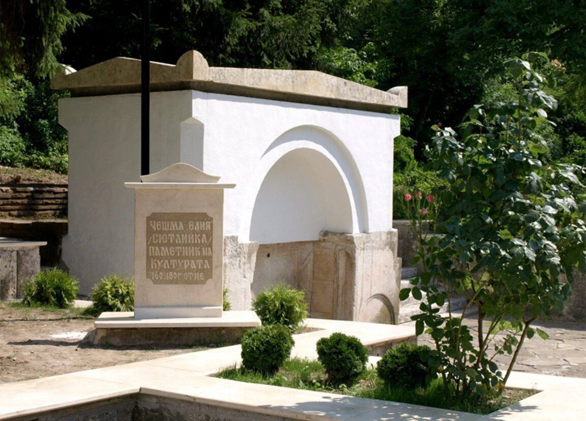 Чешма Елия в Никопол е покрита с нежни любовни строфи