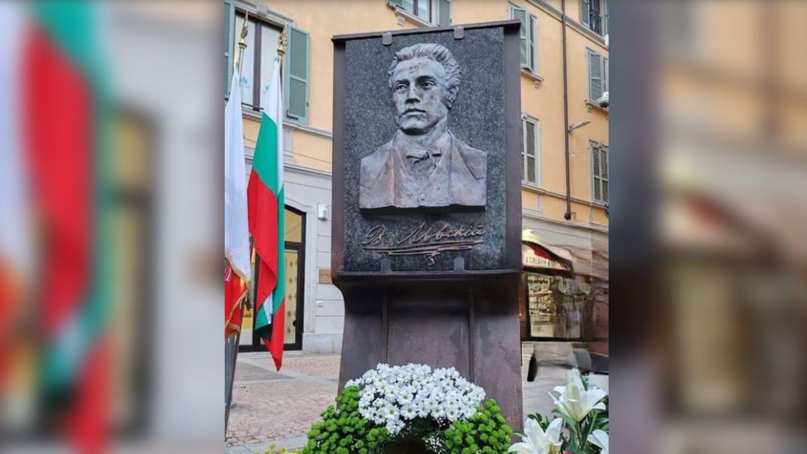 Барелефа на Левски в Монца, Италия