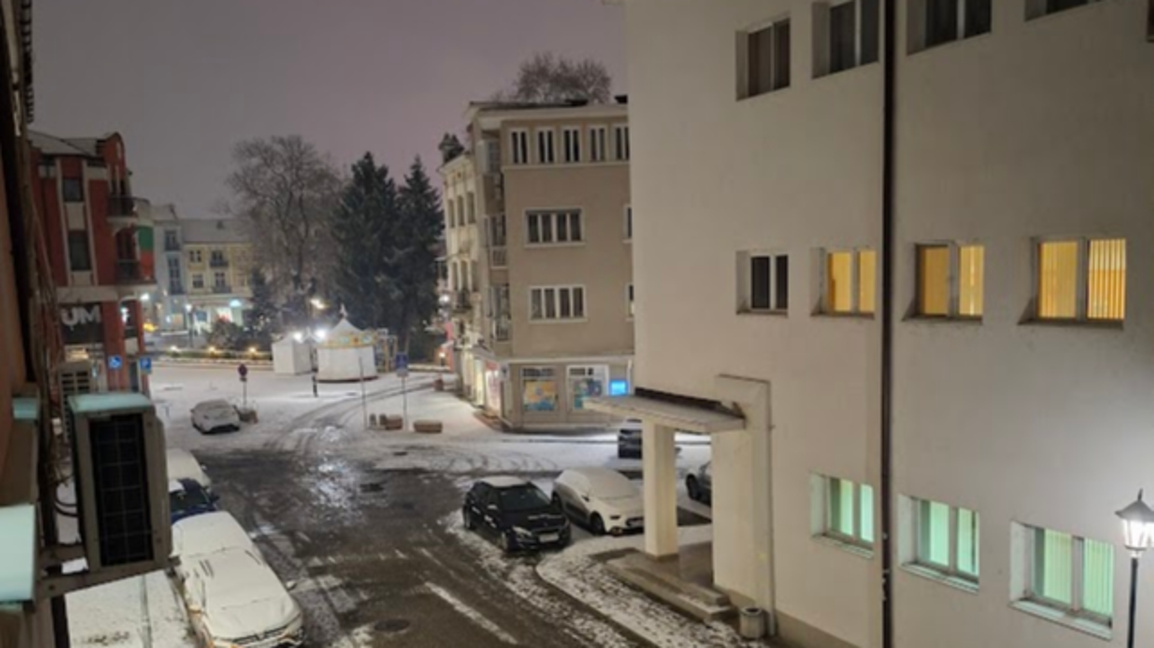 Пловдив се събужда леко заснежен