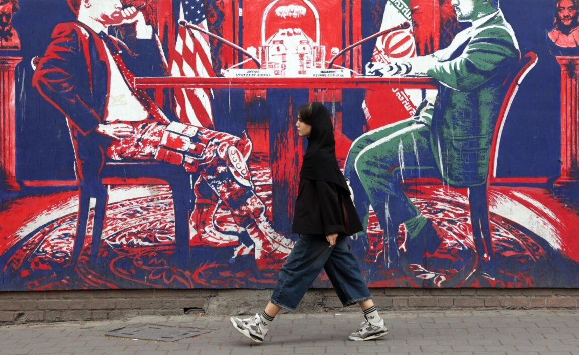 Графит на стена край бившето посолство на САЩ в Иран