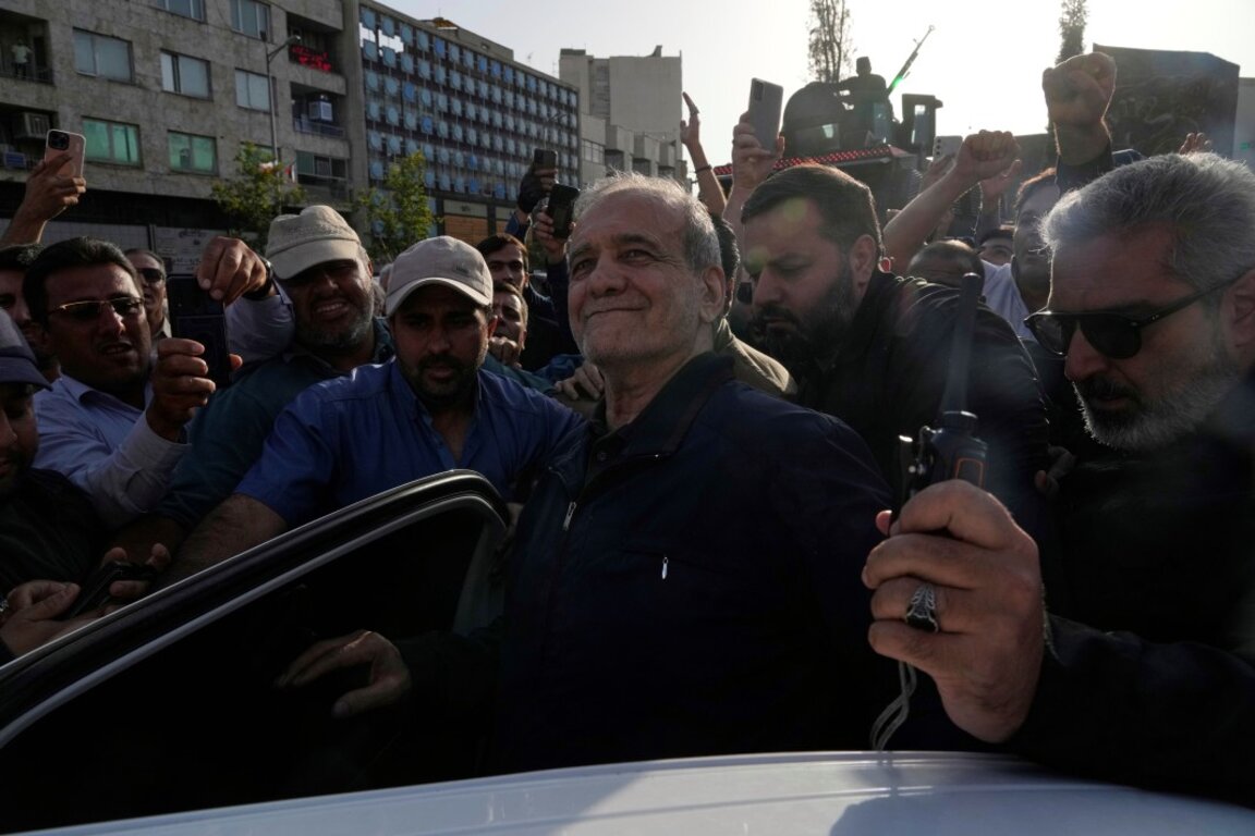 Иранският президент Масуд Пезешкиан,  на преден план вляво, на протеста след атаките на САЩ срещу ядрени обекти в Иран, Техеран, 22 юни 2025 г.