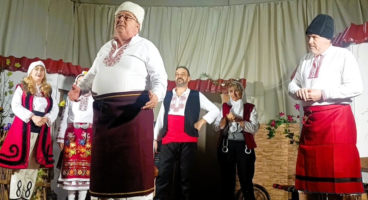 „Арт кошер“ от Пчеларово представи „Женско царство“ в навечерието на Деня на народните будители