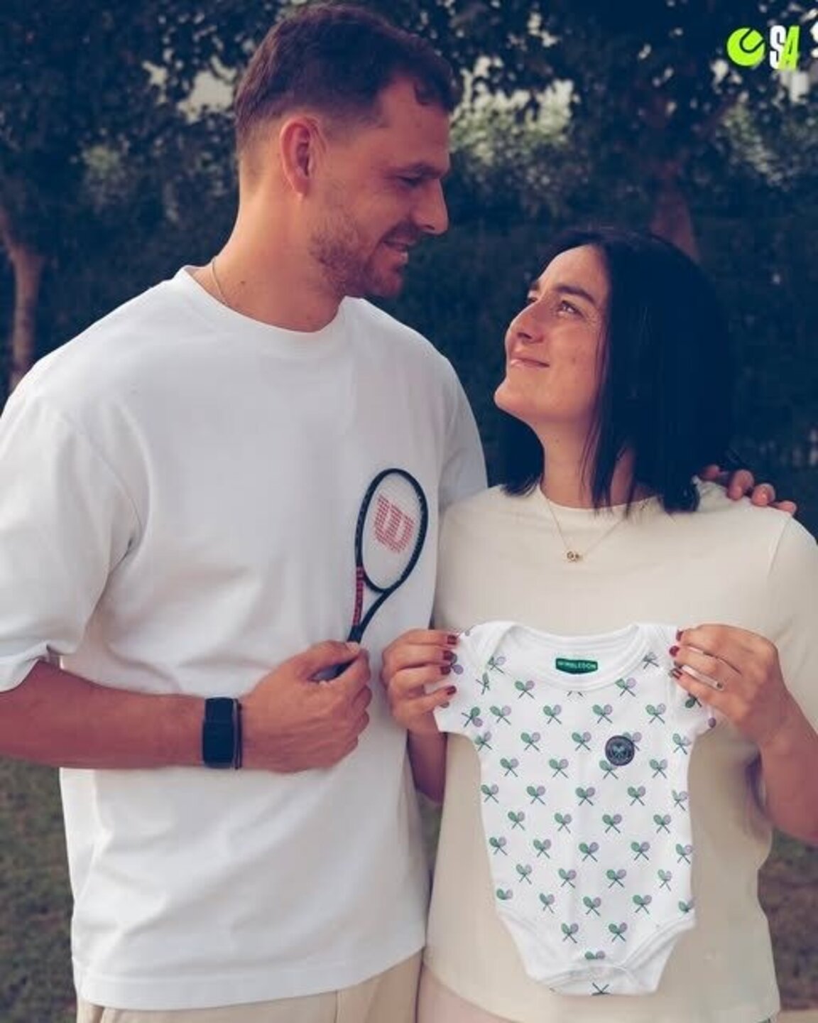 Онс Жабер чака момче през април.