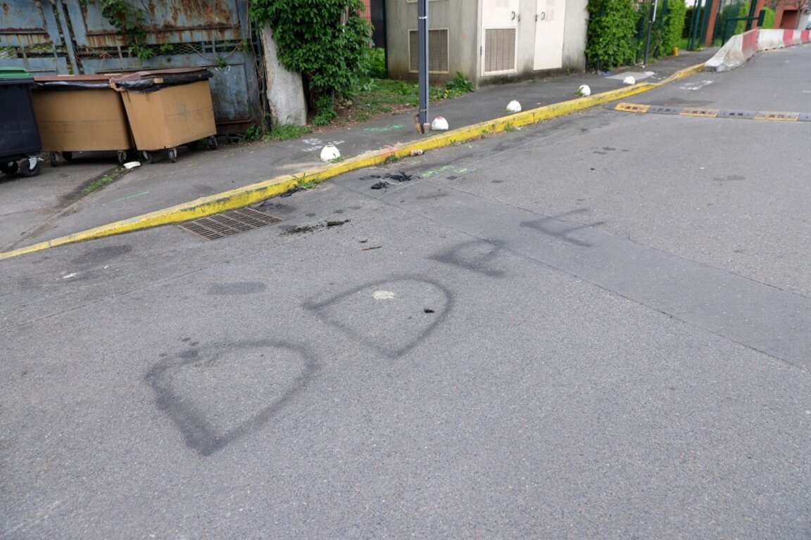 DDPF - Права на френските затворници - е слоганът на неизвестните нападатели.