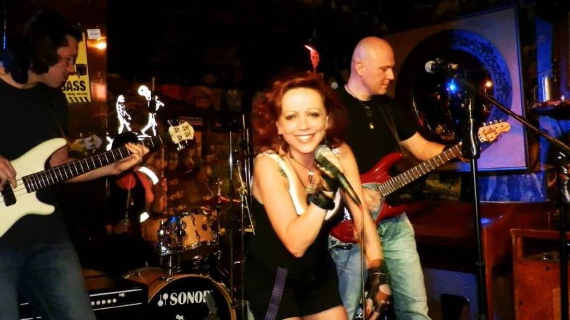 Το συγκρότημα Nana & The Gang ελπίζει η εποχή μας να πάψει να είναι αντικοινωνική
