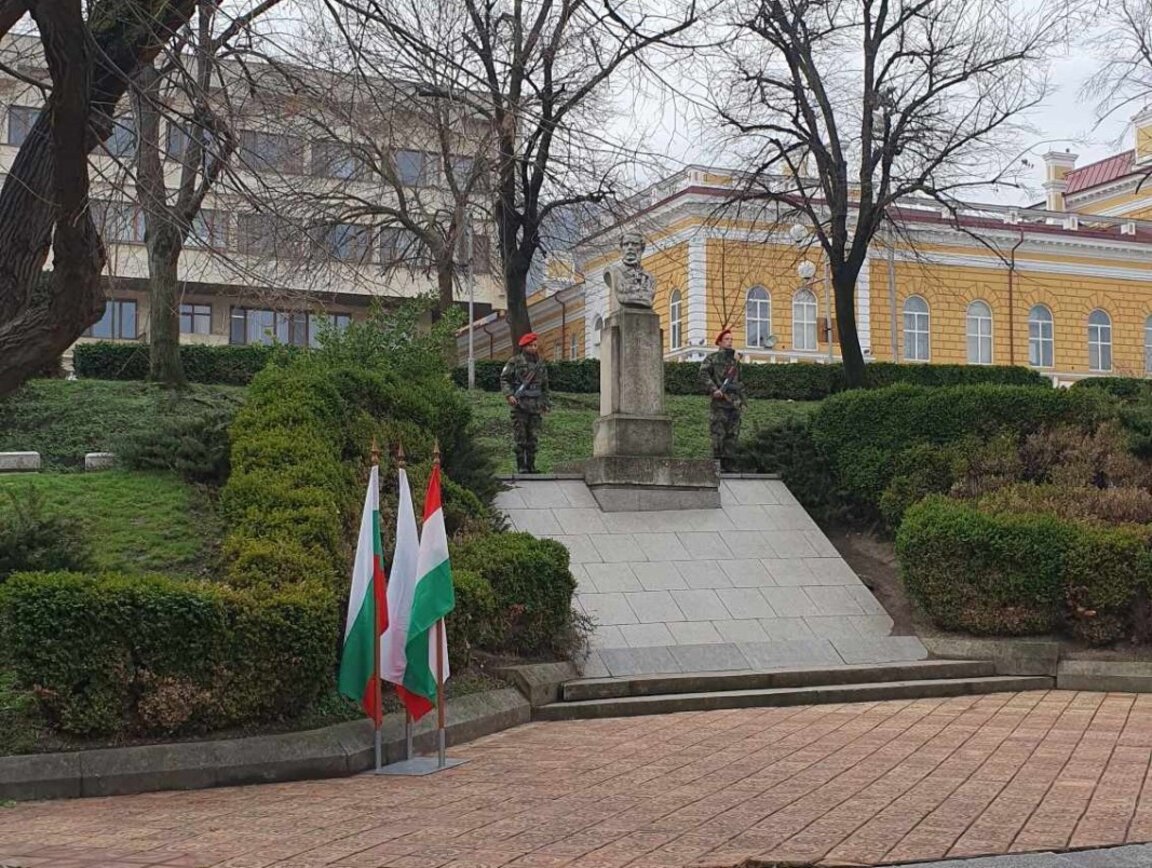 Паметник на Лайош Кошут