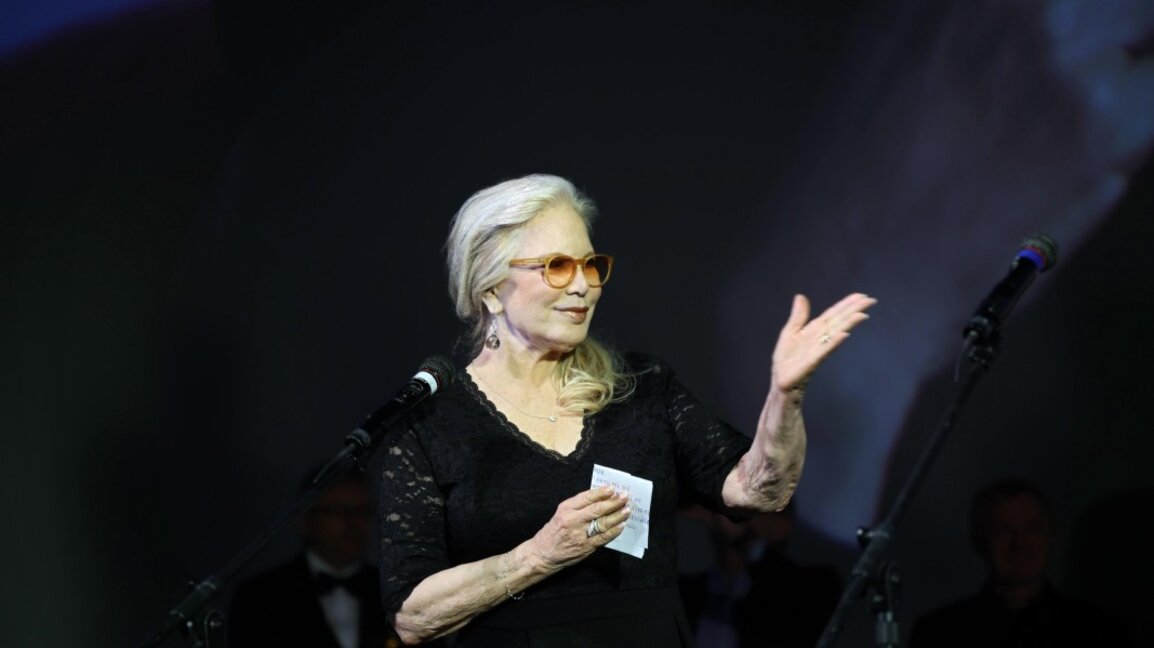 Силви Вартан връчва наградата на Агнешка Холанд на церемонията в зала 1 на НДК