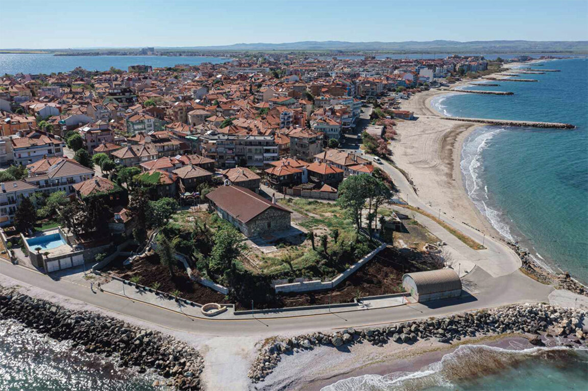 Нефтени петна изплуват по плажната ивица в Поморие