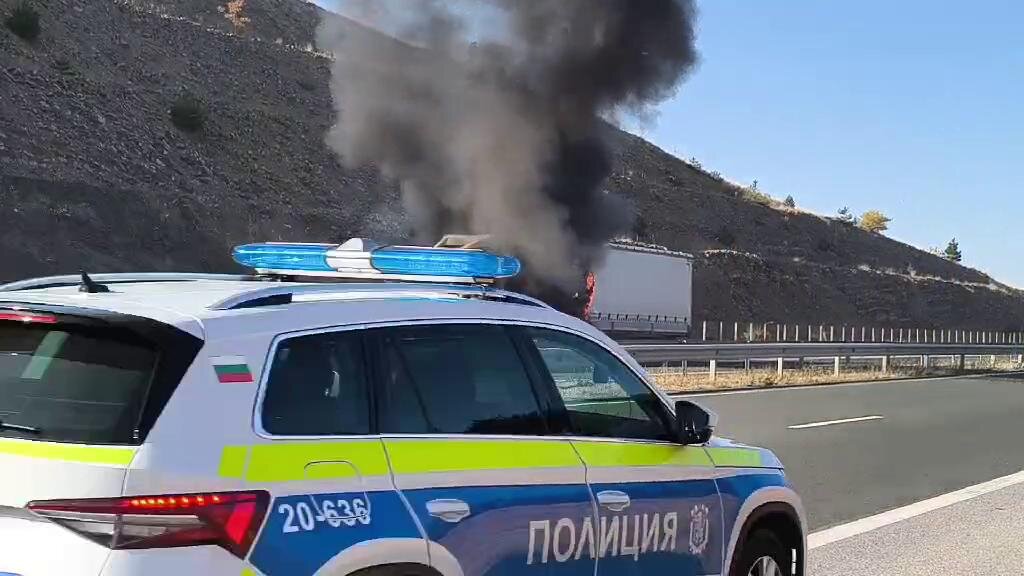 Тир се запали на АМ "Тракия", движението е спряно