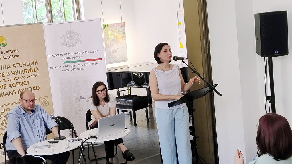Representatives of BCEO Sts Cyril and Methodius present the organisation's work at a meeting of Bulgarian organisations in Vienna.