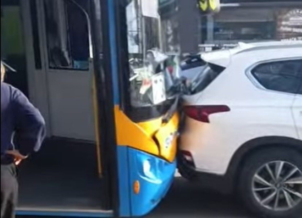 Верижна катастрофа с автобус и два автомобила в София