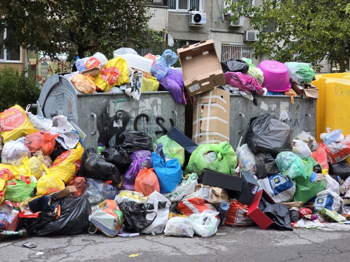 Доброволци продължават сметосъбирането в "Люлин" и "Красно село"