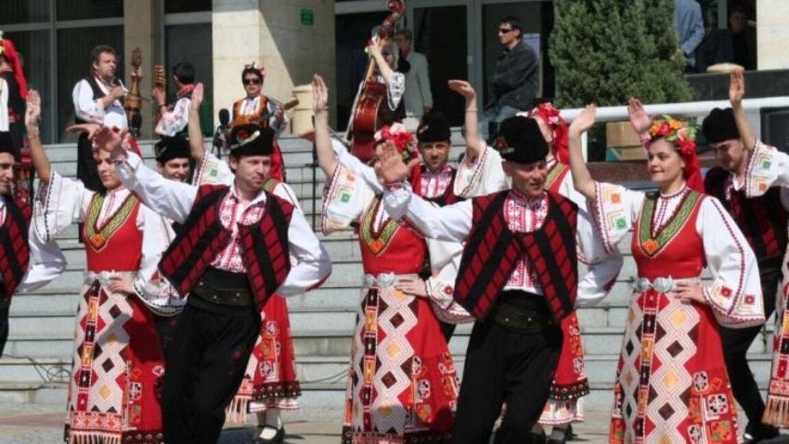 В Стара Загора празнуват Великден с песни и танци на мегдана