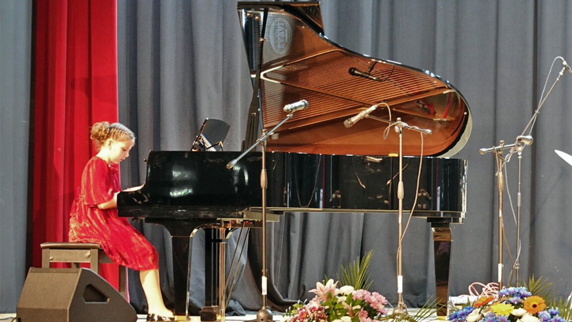 Triomphe d'une jeune pianiste bulgare de 9 ans...