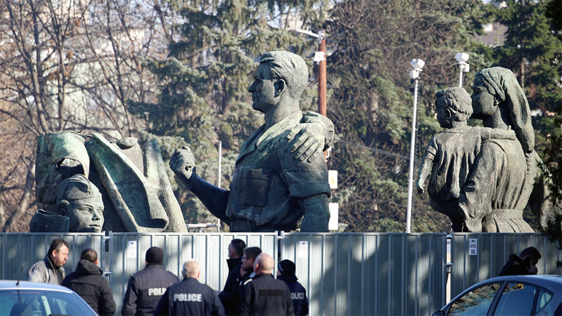 1 million d'euros pour restaurer les sculptures du monument de l'armée rouge...