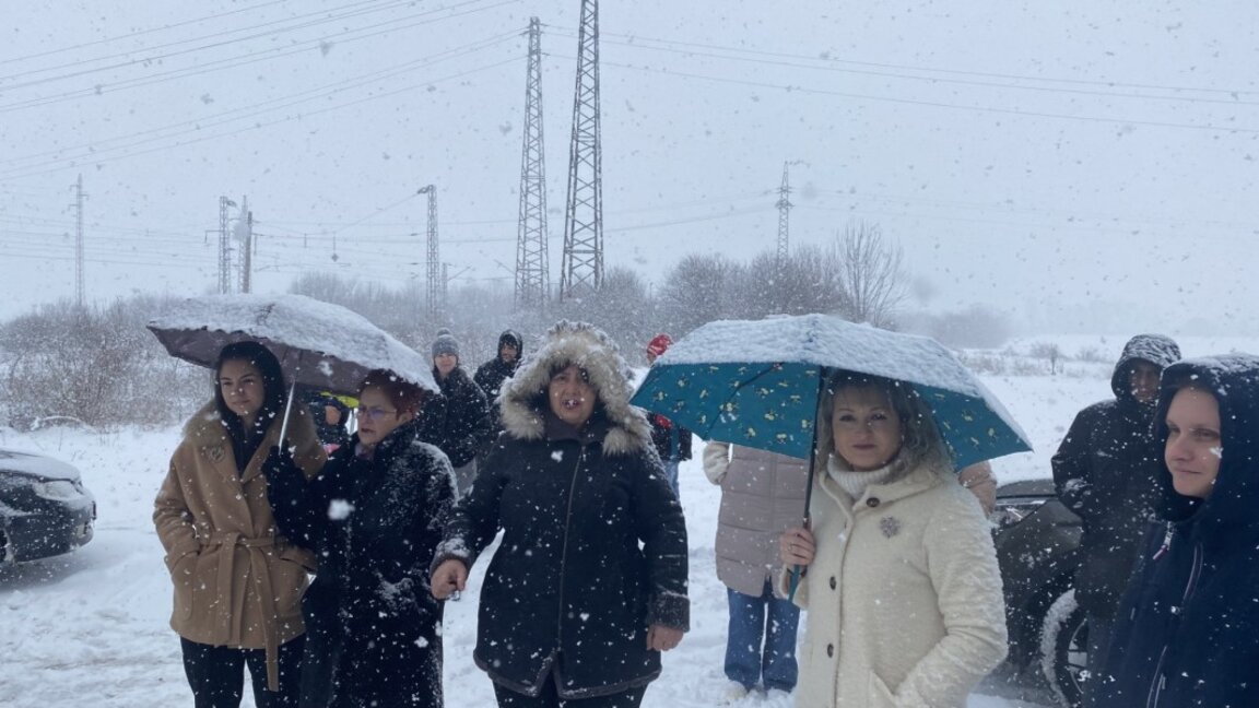 Жители на "Кремиковци" на протест заради задръствания на жп прелеза на входа на района