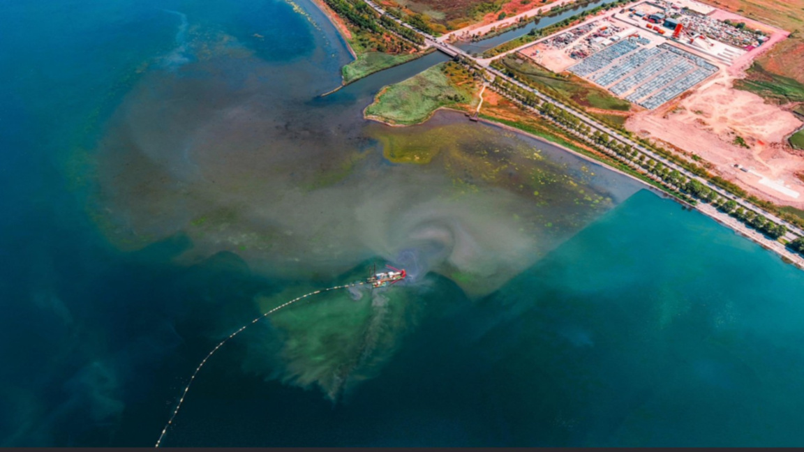 Измитският залив и корабът, който го почиства