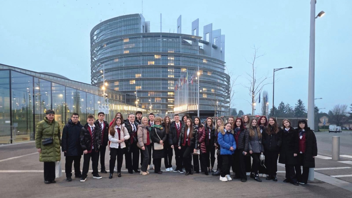 Бургаски ученици влязоха в ролята на евродепутати в Страсбург