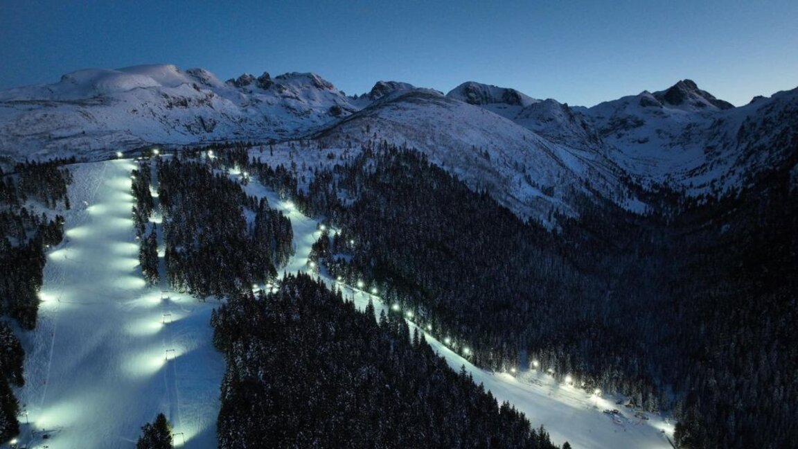 El complejo “Malyovitsa” en la montaña Rila nos invita a esquiar de noche