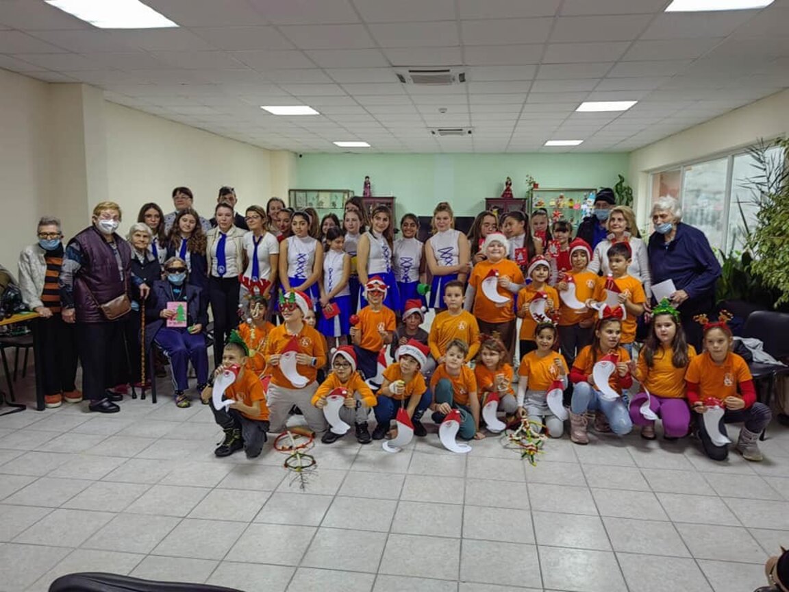 Hitrino “Dr. Petar Beron” Lisesi öğrencilerinden Şumen Huzurevi’ne Noel ziyareti