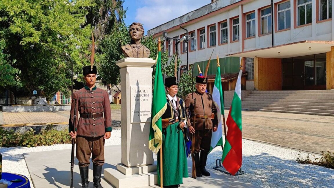 В центъра на Алфатар беше открит паметник на Васил Левски