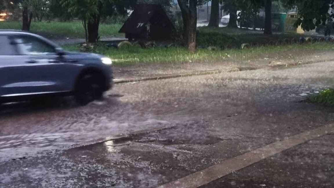 Drumuri transformate în râuri în urma ploilor torențiale care au lovit Pleven și Kărgeali