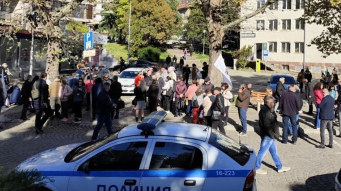 "Възраждане" внесе подписката за референдум за завода за барут